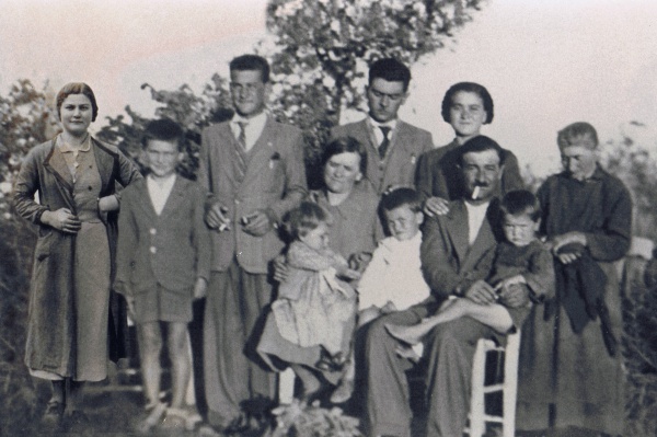 A view into the past of Casale Monticchio: family photos