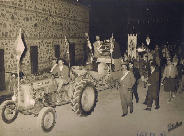 Historical photo of the day: a procession to celebrate the "returning icon". Icons are still very important in Italian's traditional religious rituals.