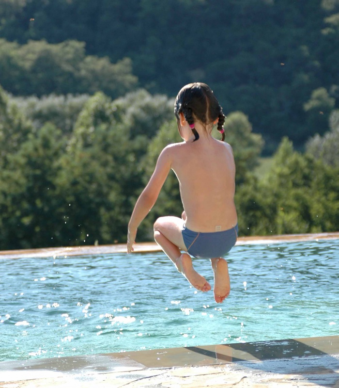 A jump into the swimming pool